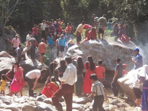 Followers of Mama Tata at the petroglyphs (Photo: Oscar Sogandares)