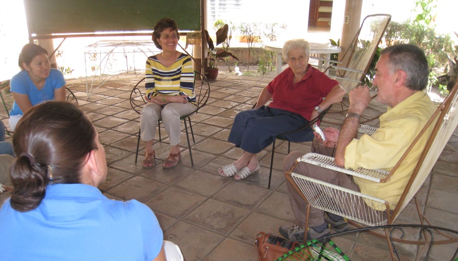 "Paulina (back to camera); Ana Noemi; Ana Lourdes; Abdontxu; (with Martin)."