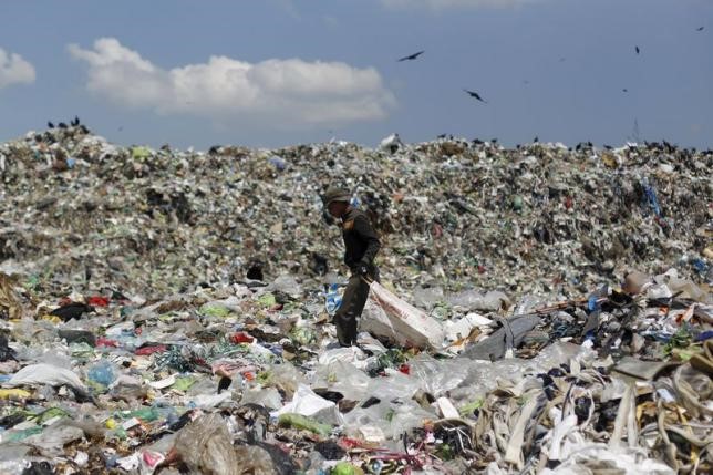 A man looks for usable items in a dumpsite on the outskirts of Tegucigalpa, April 17, 2015. | Reuters/Jorge Cabrera.